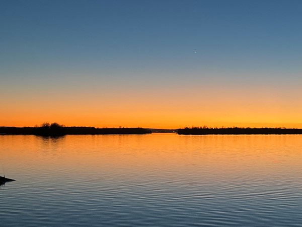 尤福拉湖上美丽的日落
