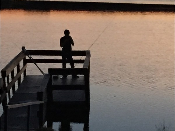 在罗杰米尔斯县看日落，在跳过湖钓鱼.  来西部放松吧