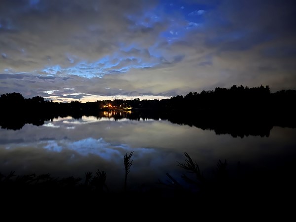 夜幕降临在奥克代尔山谷的湖面上