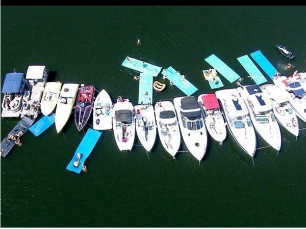 每年六月，奥切诺基大湖的锤头码头都会在凯彻姆湾举办水花大爆炸  