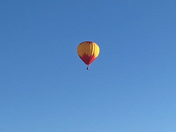 乘坐美丽的热气球飞越赫夫纳湖