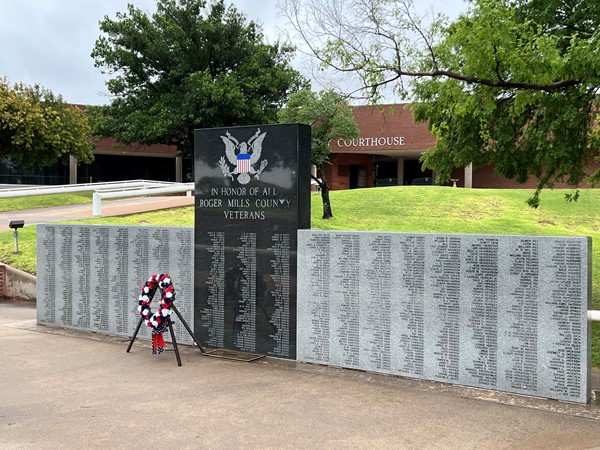 美丽的退伍军人纪念碑在县法院外，为纪念阵亡将士纪念日献上花圈 
