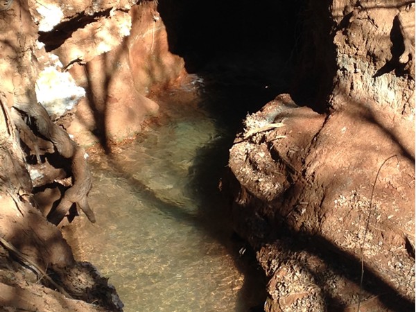 罗马鼻州立公园里有瀑布的洞穴