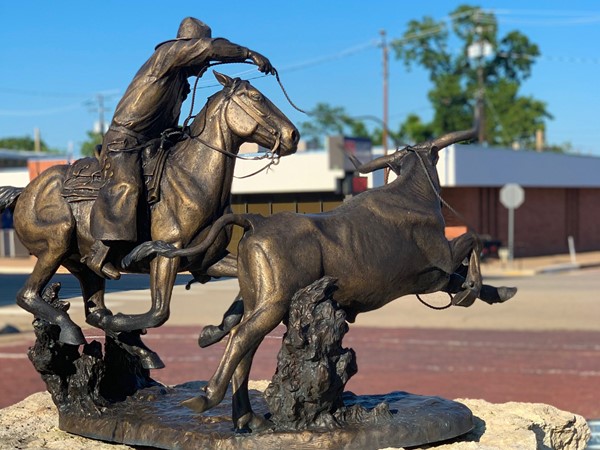 俄克拉荷马州费尔法克斯市中心的牛仔雕像