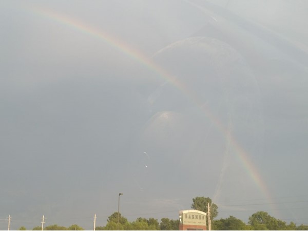 巴恩斯小学校园上一道美丽的彩虹
