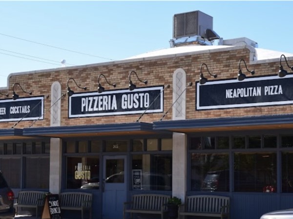 我强烈推荐Pizzeria Gusto! 多有趣的餐馆啊