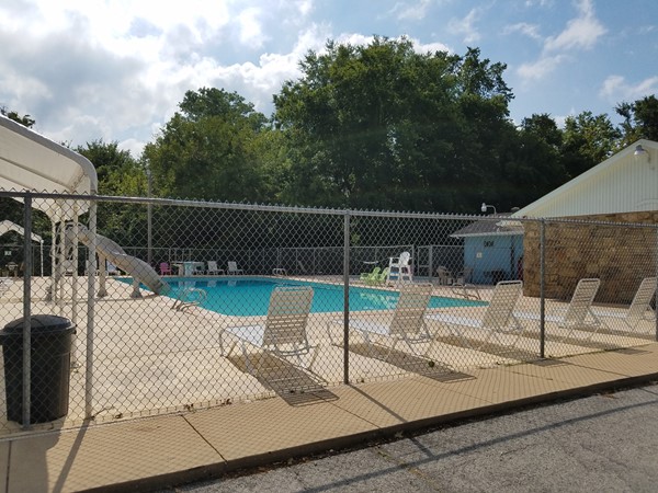 Woodmeadow分区设有一个成人游泳池和一个带覆盖区域的儿童游泳池 