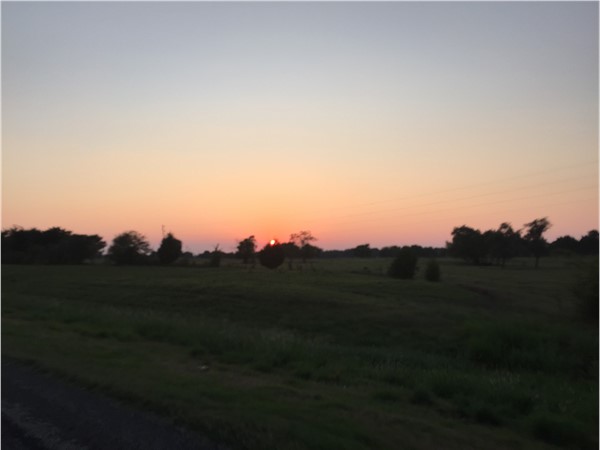 俄克拉荷马州东南部的夕阳——上帝保佑美国