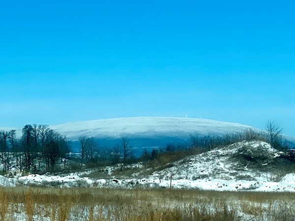 在俄克拉荷马州东南部罕见的暴风雪中，卡瓦纳尔山的美丽景色 