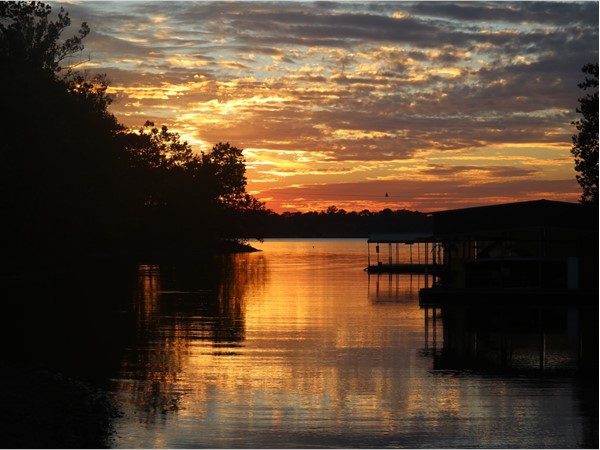 当格兰德湖的夕阳描绘了哈尔-贝尔村附近的天空时，琼斯湾低声告别了一天