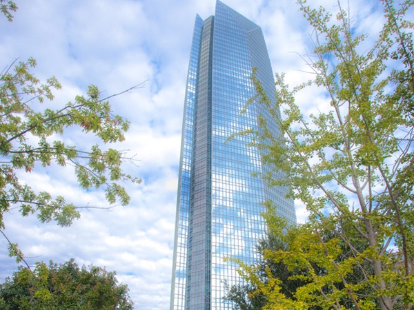 在俄克拉荷马州最大的大楼的49层喝一杯或吃顿饭. 这种景色是独一无二的