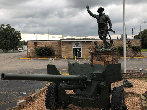 士兵和M1 57毫米反坦克炮的纪念雕像