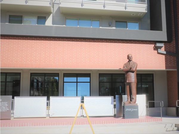 弗雷德·琼斯雕像位于俄克拉荷马市琼斯议会外  