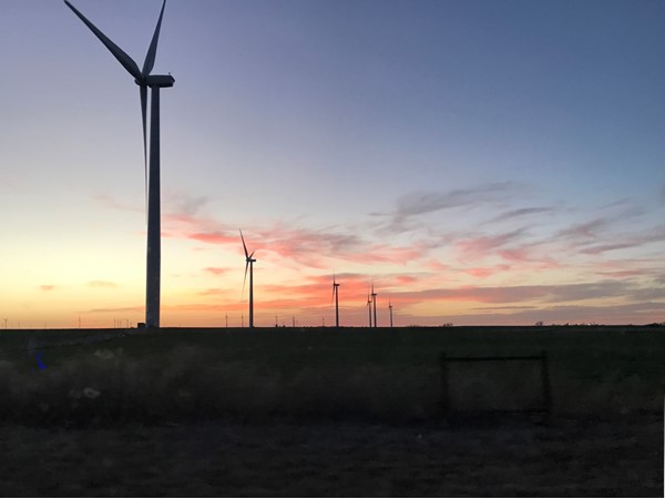 美丽的夕阳映衬着俄克拉何马州的风车 