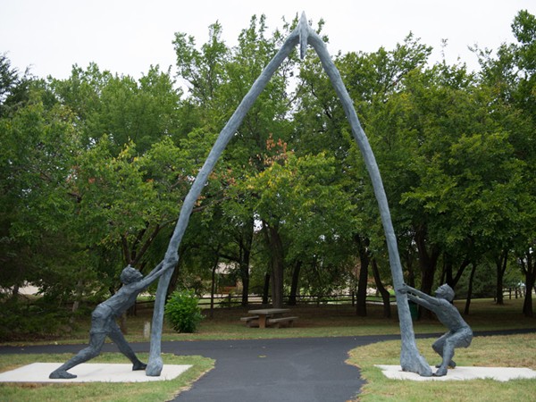 哈弗公园入口处的雕像是埃德蒙公共空间艺术倡议的一部分