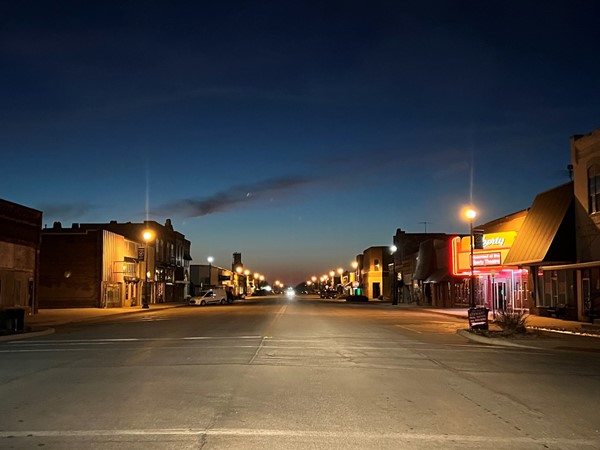 俄克拉何马州西部小镇的美丽黄昏 