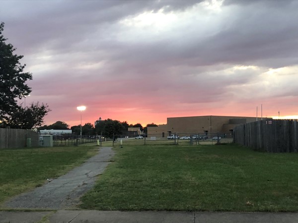 南溪美丽的日落!  这个受欢迎的社区与两所学校相连   