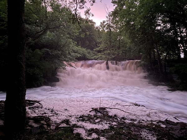 大雨在多佛池塘形成了一个巨大的瀑布