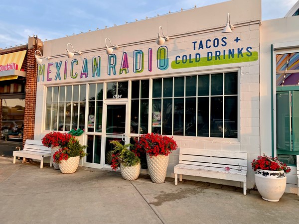 墨西哥电台在俄克拉荷马州广场区提供美味的玉米饼和冷冻饮料