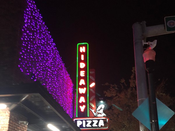  享受披萨和汽车巷的灯光吧
