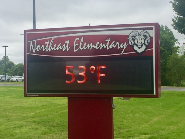 这是奥瓦索东北小学寒冷的5月1日
