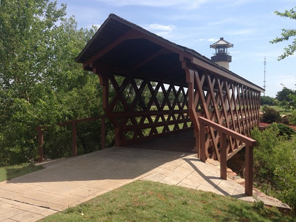 麋鹿城公园甚至还有一座有顶棚的桥