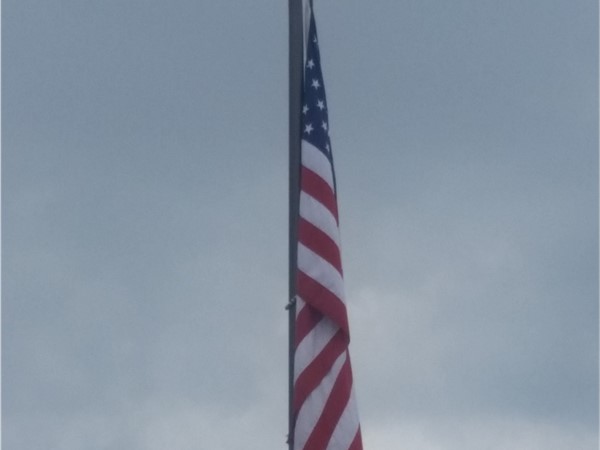 纪念广场自豪地飘扬着国旗
