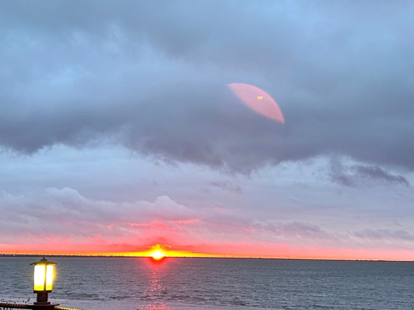 日落时分，俄克拉何马州的海夫纳湖是一幅令人惊叹的景象，预示着又一天的结束.