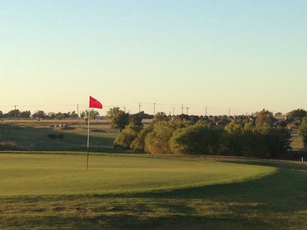 埃尔里诺居民享受一个美好的秋天傍晚在深红溪高尔夫球场