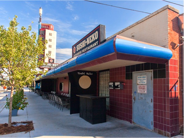 日本料理 & 罗巴塔酒吧坐落在西部大道. 一个球迷最喜欢提供露台用餐.