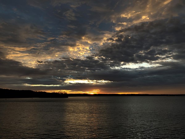 12月夕阳下的格兰德湖上绚丽的天空 