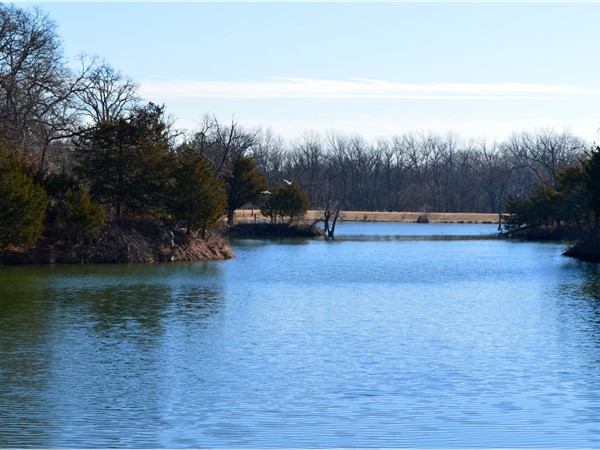 Woodlake I and II subdivisions are located in SW 静 and divided by this beautiful lake