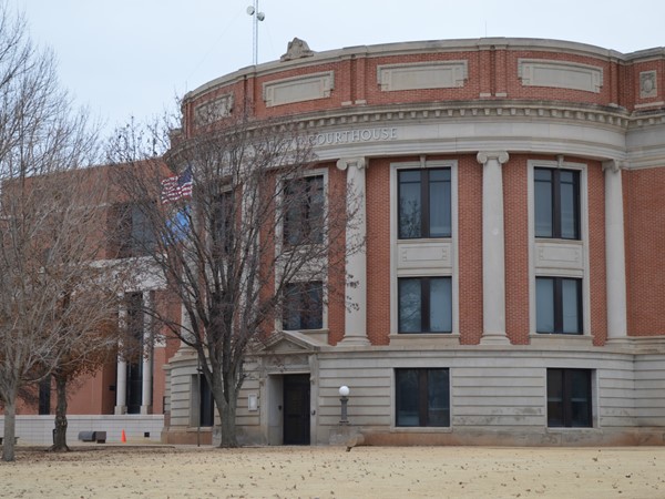 The Payne County Courthouse, built in 1917, is a historic courthouse located in 静