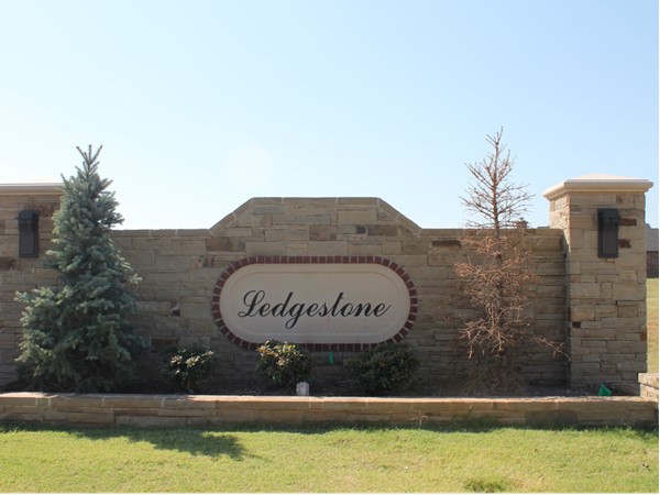 Ledgestone is a brand new neighborhood in a very convenient spot right in Mustang