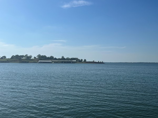 福斯湖(Foss Lake)的码头现在被称为铜湾(Copper Cove)，供应早餐、午餐和晚餐 