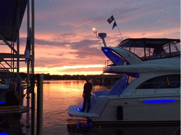 在大湖上划船可以欣赏到令人惊叹的日落