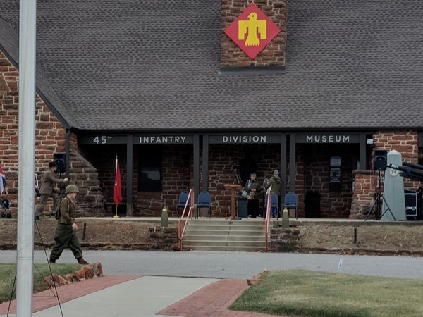 冒险区附近的第45步兵博物馆.  伟大的军事历史和仪式