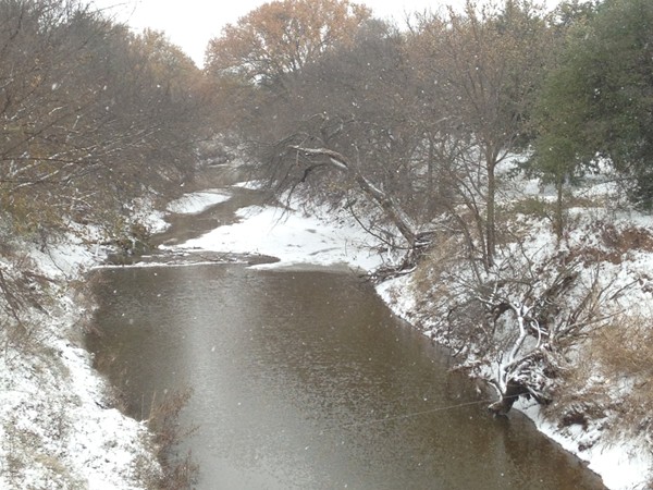 艾姆斯附近的小溪和雪