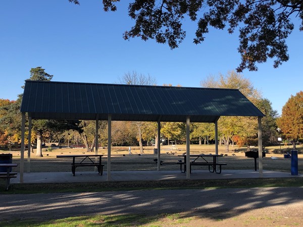 惠特克公园有许多带顶棚的野餐地点 