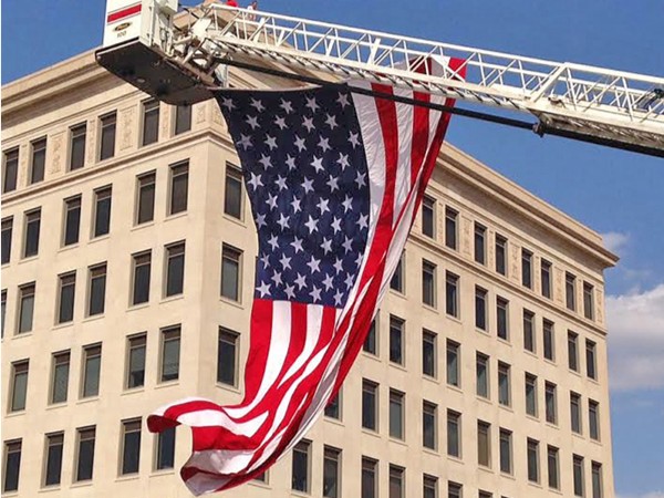 伊尼德的消防部门在火球跑期间推出了梯子，自豪地展示了这面旗帜