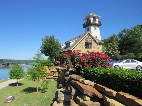Cross Timbers Marina at the Skiatook湖 offers boat rentals and lake shore dining