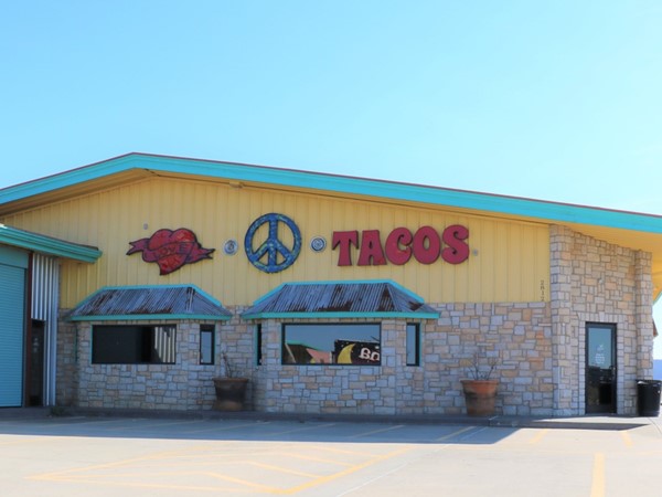 Peace, love, tacos! La Luna有一个完美的露台享受在一个阳光明媚的俄克拉何马州的一天 