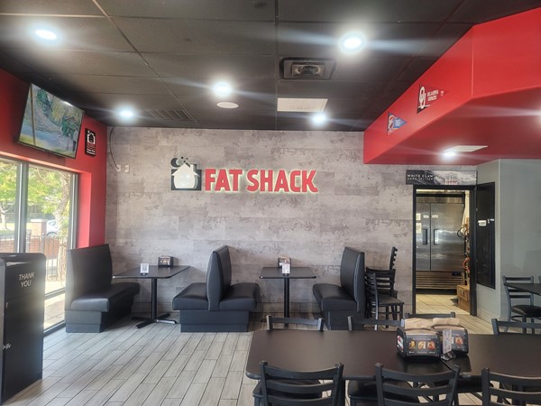 Fat Shack是一个有趣的地方，可以在校园角吃点东西  