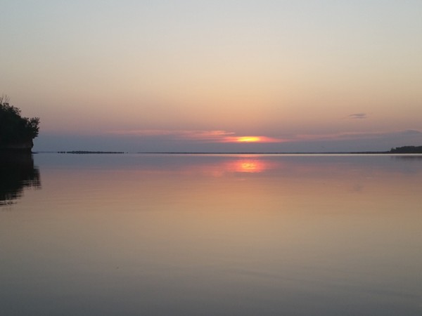 日落时的盐滩湖