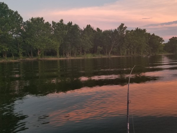 美丽平静的夜晚，可以在哈德逊湖钓鱼