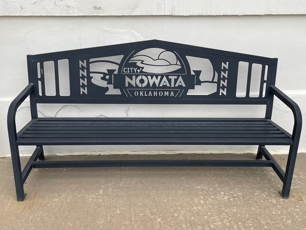 Nowata为市中心做了一些漂亮的长椅 