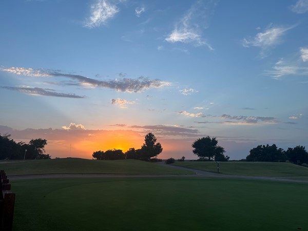 美丽的日落在橡树河高尔夫俱乐部