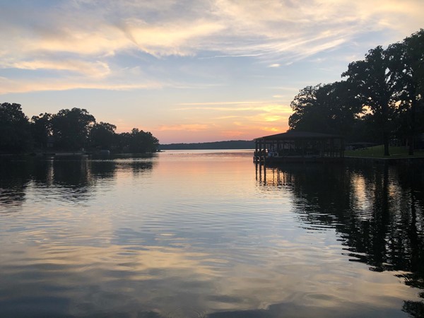 日落时的湖很美 