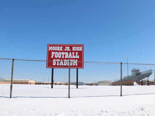 一层雪覆盖了摩尔高中的足球场 