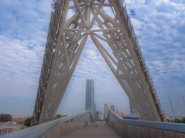 俄克拉荷马城空中舞蹈桥——197英尺高的雕塑，位于380英尺长的人行天桥之上